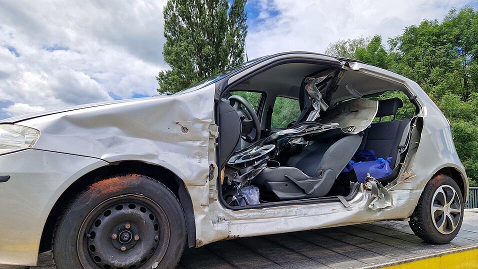 Auf der B20 hat sich ein Unfall mit mehreren Fahrzeugen ereignet. Auf der B20 hat sich ein Unfall mit mehreren Fahrzeugen ereignet.