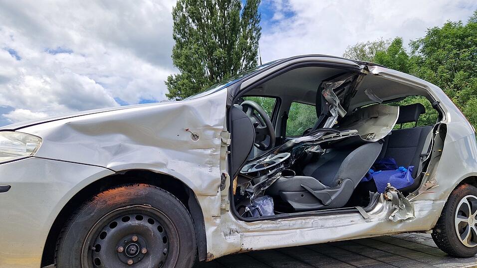 Auf der B20 hat sich ein Unfall mit mehreren Fahrzeugen ereignet. Auf der B20 hat sich ein Unfall mit mehreren Fahrzeugen ereignet.