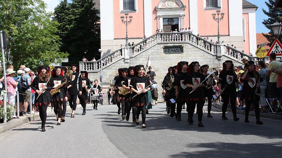 Die schönsten Augenblicke des historischen Drachenstich-Festzuges 2016. Die schönsten Augenblicke des historischen Drachenstich-Festzuges 2016.