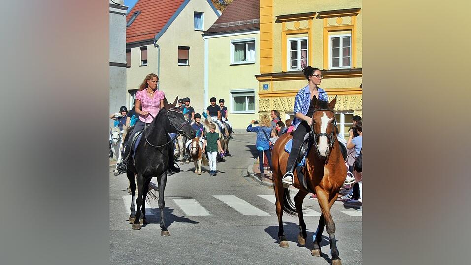 Viele Besucher verfolgten am Sonntag den Umzug auf dem Vilsbiburger Stadtplatz. Viele Besucher verfolgten am Sonntag den Umzug auf dem Vilsbiburger Stadtplatz.