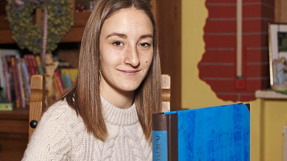 Fabienne Ziegler aus Tegernbach mit ihrem Gesellenst&uuml;ck, einem in f&uuml;nf Stunden Arbeit angefertigten Fotoalbum.