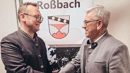 Der bisherige B&uuml;rgermeister Ludwig Eder gratuliert seinem Nachfolger Lukas Schmalhofer (l.).