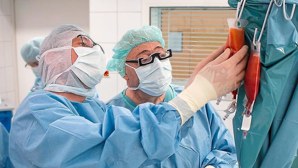 Noch im OP wird aus abgesaugtem Bauch- oder H&uuml;ftfett der Patientinnen ein k&ouml;rpereigenes Gel-Implantat gewonnen, das reich an multipotenten Stammzellen ist und sich dadurch ein Leben Lang wie nat&uuml;rliches Brustgewebe verhalten kann.