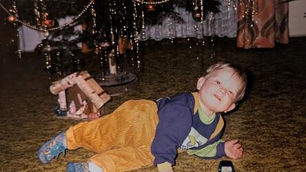 Florian Pichlmaier bei seiner Lieblingsbeschäftigung: stinkfaul ummanand liegen. Florian Pichlmaier bei seiner Lieblingsbeschäftigung: stinkfaul ummanand liegen.