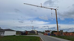 Die Baubranche nimmt nach der Winterpause wieder Fahrt auf - so wird im Baugebiet in Schorndorf schon fleißig weitergebaut.