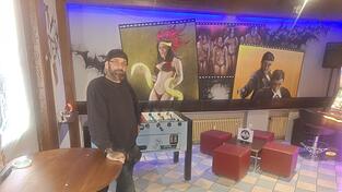 Stefan Wagner vor einer Bilderwand des Kultstreifens „From Dusk Till Dawn“.