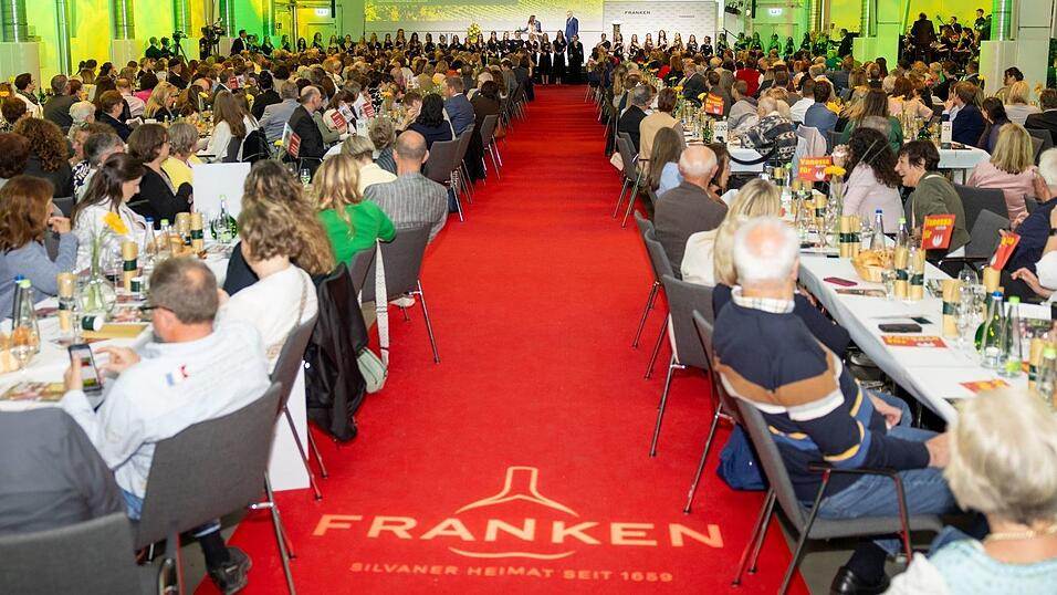 Die Wahl der Fr&auml;nkischen Weink&ouml;nigin wird von der Gebietsweinwerbung Frankenwein-Frankenland GmbH organisiert. (Archivbild)