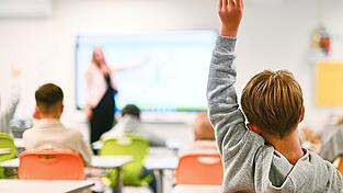 Das Bildungsniveau in Deutschland sinkt seit Jahren. Viele Schüler weisen dabeimangelnde Lese- und Sprachkompetenzen auf. Das Bildungsniveau in Deutschland sinkt seit Jahren. Viele Schüler weisen dabeimangelnde Lese- und Sprachkompetenzen auf.