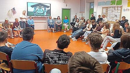 Ein breites Spektrum an Themen er&ouml;rterten die Amerikanerinnen den Achtkl&auml;sslern der Realschule, die viele interessierten Nachfragen hatten.