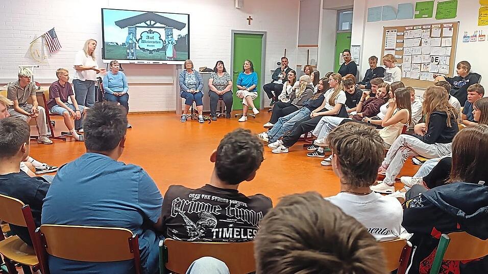 Ein breites Spektrum an Themen erörterten die Amerikanerinnen den Achtklässlern der Realschule, die viele interessierten Nachfragen hatten. Ein breites Spektrum an Themen erörterten die Amerikanerinnen den Achtklässlern der Realschule, die viele interessierten Nachfragen hatten.