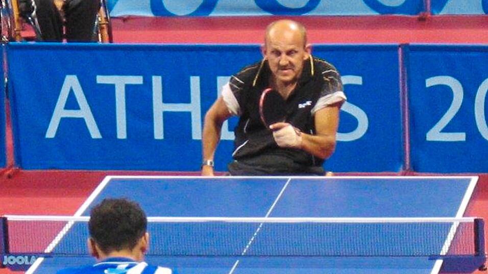 Otto Vilsmaier (hinten) an der Tischtennisplatte in Aktion.