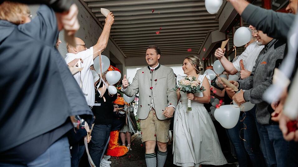 Rund 60 Kollegen von Zitzmann und OBI stehen Spalier für das Brautpaar Philipp Zitzmann und Alexandra Opatsch. Rund 60 Kollegen von Zitzmann und OBI stehen Spalier für das Brautpaar Philipp Zitzmann und Alexandra Opatsch.