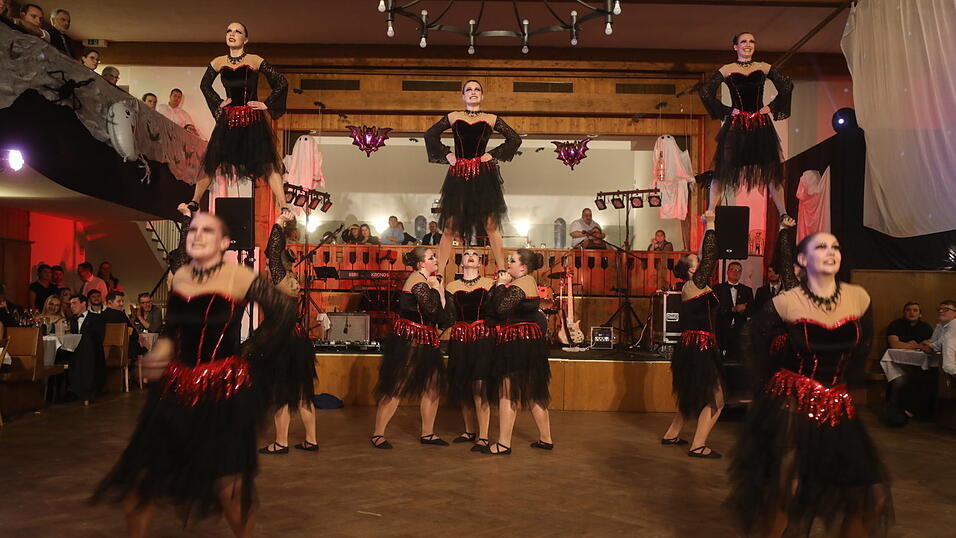 Der Show- und Tanzteil nach dem Motto: „Fasching im Reich der Dunkelheit“ wurde erstmals am Samstagabend beim Schwarz-Weiß-Ball präsentiert. Der Show- und Tanzteil nach dem Motto: „Fasching im Reich der Dunkelheit“ wurde erstmals am Samstagabend beim Schwarz-Weiß-Ball präsentiert.