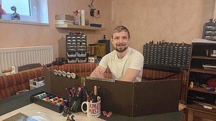 Julian Weinhold an seinem Platz als &bdquo;Dungeon-Master&ldquo; - der Spielleiter bei &bdquo;Dungeons & Dragons&ldquo;.