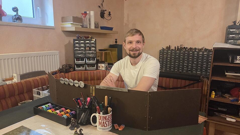 Julian Weinhold an seinem Platz als &bdquo;Dungeon-Master&ldquo; - der Spielleiter bei &bdquo;Dungeons & Dragons&ldquo;.