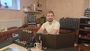 Julian Weinhold an seinem Platz als &bdquo;Dungeon-Master&ldquo; - der Spielleiter bei &bdquo;Dungeons & Dragons&ldquo;.