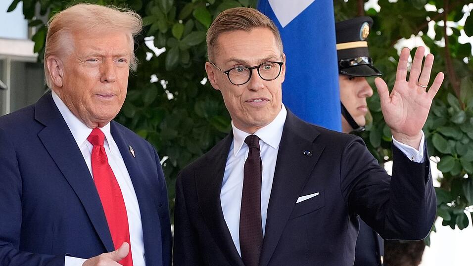Der finnische Präsident Stubb (r) würde nach eigenen Angaben nicht ablehnen, wenn ihm eine Vermittlerrolle angeboten würde. (Archivbild) Der finnische Präsident Stubb (r) würde nach eigenen Angaben nicht ablehnen, wenn ihm eine Vermittlerrolle angeboten würde. (Archivbild)