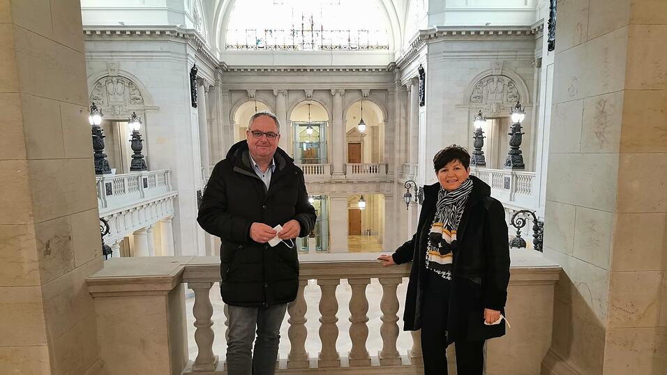 Niederaichbachs B&uuml;rgermeister Josef Klaus mit der BGM-Kollegin aus Brennberg im Gerichtsgeb&auml;ude des Bundesverwaltungsgericht.