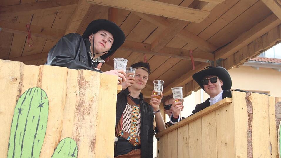 Viele Faschings-Fans haben sich am Samstag den Umzug in Langenbach angesehen. Viele Faschings-Fans haben sich am Samstag den Umzug in Langenbach angesehen.