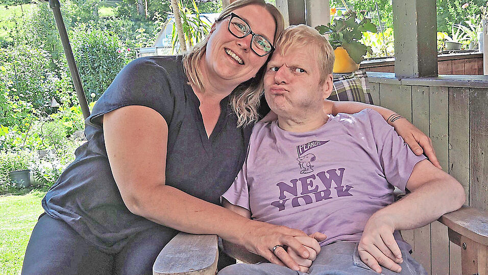 Diana J&auml;ger und ihr zehn Jahre &auml;lterer Bruder Peter (54), der am Angelman-Syndrom leidet. Vor bald 20 Jahren ist die Heilerziehungspflegerin und Kindheitsp&auml;dagogin ins Elternhaus zur&uuml;ckgezogen. Seither k&uuml;mmert sie sich gemeinsam mit Ehemann Michael Tag und Nacht um den Bruder.