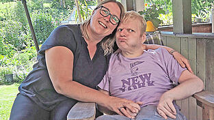 Diana Jäger und ihr zehn Jahre älterer Bruder Peter (54), der am Angelman-Syndrom leidet. Vor bald 20 Jahren ist die Heilerziehungspflegerin und Kindheitspädagogin ins Elternhaus zurückgezogen. Seither kümmert sie sich gemeinsam mit Ehemann Michael Tag und Nacht um den Bruder.