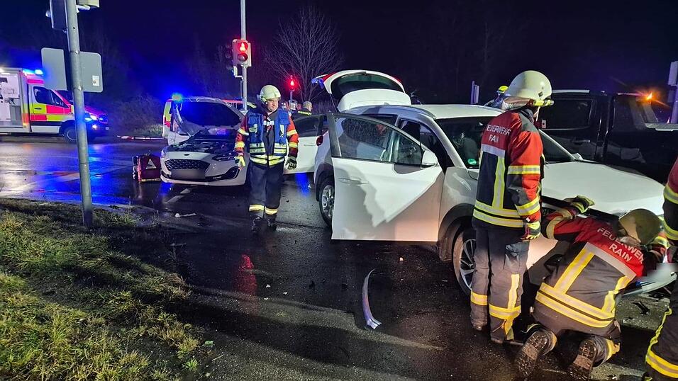 In Atting kam es am späten Sonntagabend zu einem schweren Unfall. In Atting kam es am späten Sonntagabend zu einem schweren Unfall.