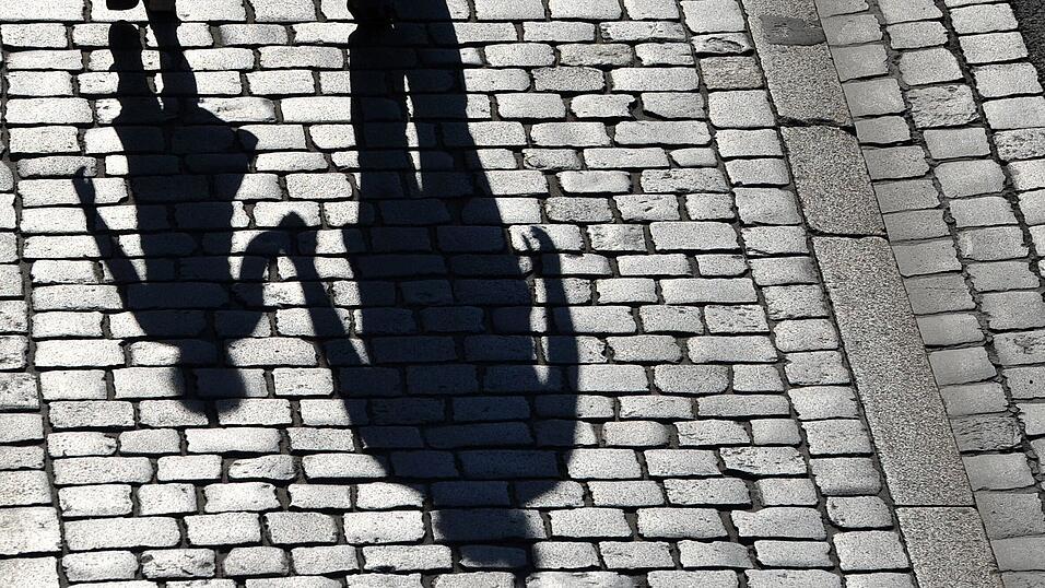 Nach Angaben des Statistischen Bundesamts waren 2025 rund 17,6 Millionen Menschen (21,2 Prozent) in Deutschland von Armut oder sozialer Ausgrenzung bedroht. Mit 28,7 Prozent waren die Haushalte von Alleinerziehenden überdurchschnittlich betroffen. Nach Angaben des Statistischen Bundesamts waren 2025 rund 17,6 Millionen Menschen (21,2 Prozent) in Deutschland von Armut oder sozialer Ausgrenzung bedroht. Mit 28,7 Prozent waren die Haushalte von Alleinerziehenden überdurchschnittlich betroffen.
