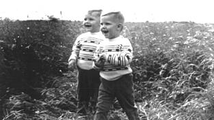 Ein Bild aus glücklicheren Tagen: Michi und Alfred als Babys. Auch wenn die Zeiten hart waren, die Jungen hatten eine unglaublich liebevolle Mutter. Ein Bild aus glücklicheren Tagen: Michi und Alfred als Babys. Auch wenn die Zeiten hart waren, die Jungen hatten eine unglaublich liebevolle Mutter.
