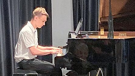 Matthias Mak spielt die Eigenkomposition 'Darkness'