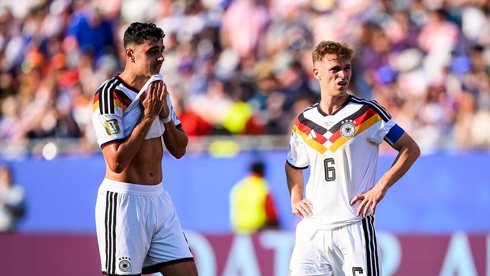 Aleksandar Pavlovic (l) und Joshua Kimmich nach dem WM-Aus: Auf Bayern-Spieler wird auch J&uuml;rgen Klopp beim Neuaufbau setzen. (Archivbild)