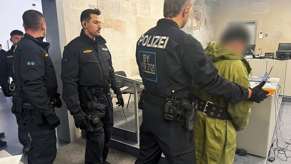 Nach Ansicht des Landgerichts Ansbach hatte der Türke aus Geldsorgen den Auftragsmord angenommen. Dafür sollten er und ein Mittäter 50.000 Euro erhalten. (Archivbild) Nach Ansicht des Landgerichts Ansbach hatte der Türke aus Geldsorgen den Auftragsmord angenommen. Dafür sollten er und ein Mittäter 50.000 Euro erhalten. (Archivbild)