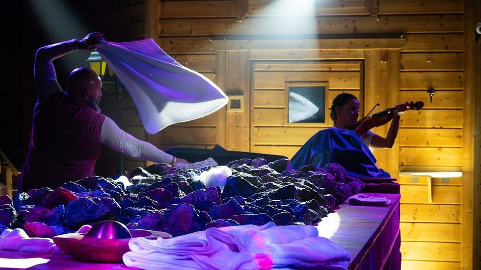 Kein alltäglicher Anblick: Auch eine Geige ist in der Sauna dabei. Kein alltäglicher Anblick: Auch eine Geige ist in der Sauna dabei.