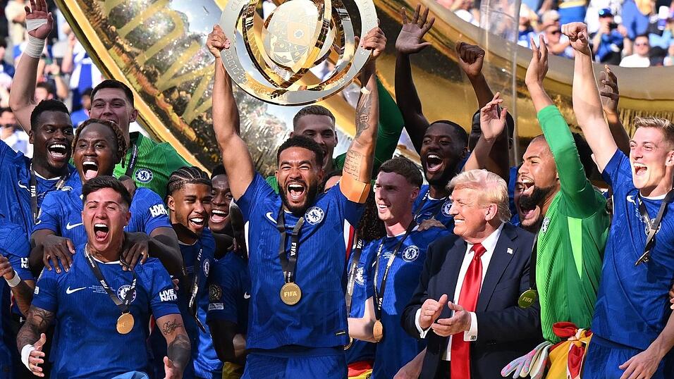 US-Präsident Donald Trump blieb bei den Chelsea-Spielern auf dem Podest und applaudierte ihnen.