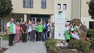 Barbara Markovic (3.v.l.) und Stefanie Goldwich (5.v.r.) mit Angestellten und Bewohnern: Sie freuen sich auf die Jubiläumsfeier.