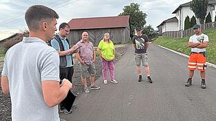 Ortsbesprechung in Kleinaign: Dort muss ein großer Teil einer neugebauten Straße wieder rückgebaut werden. Ortsbesprechung in Kleinaign: Dort muss ein großer Teil einer neugebauten Straße wieder rückgebaut werden.