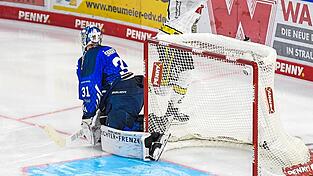 Straubings Goalie Jakub Skarek ist geschlagen, ein ehemaliger Straubing, Marcel Müller (hinten), bejubelt einen seiner zwei Treffer für die Krefeld Pinguine, die die Partie mit 6:3 gewinnen. Straubings Goalie Jakub Skarek ist geschlagen, ein ehemaliger Straubing, Marcel Müller (hinten), bejubelt einen seiner zwei Treffer für die Krefeld Pinguine, die die Partie mit 6:3 gewinnen.