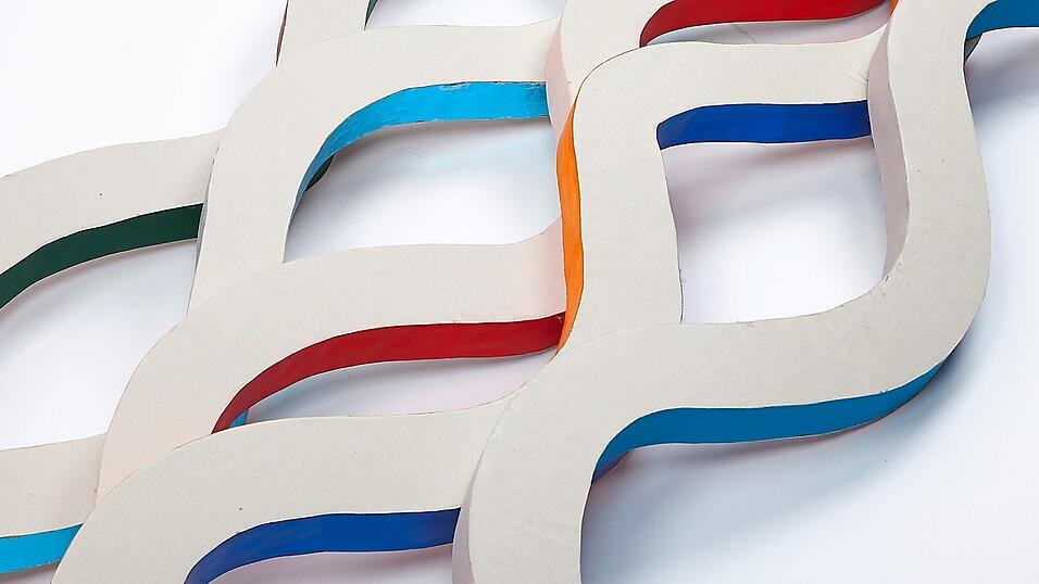 Diese Stränge hat Wolfgang Zeilbeck aus Pappe mit Wabenkern herausgearbeitet, mit Spezialpapier verschlossen und mit Acrylfarbe bemalt.