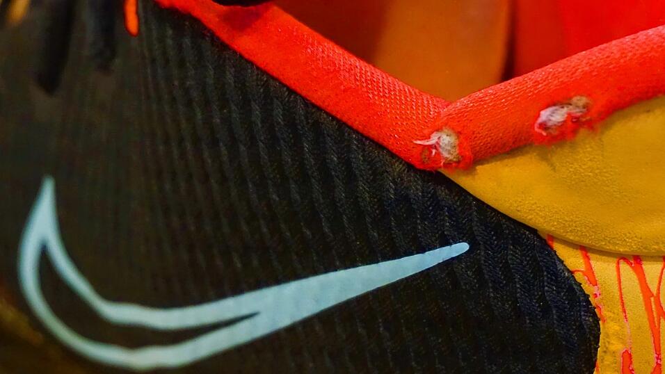 Michaels teure Sohlen werden aber auch ausgeführt. So kommt natürlich auch die ein oder andere Macke zustande. Michaels teure Sohlen werden aber auch ausgeführt. So kommt natürlich auch die ein oder andere Macke zustande.