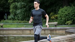 Super bequem: Immer mehr Läufer tragen Tights unter den Shorts.