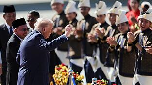 Trump präsentiert eine Tanzeinlage bei seiner Landung. Trump präsentiert eine Tanzeinlage bei seiner Landung.