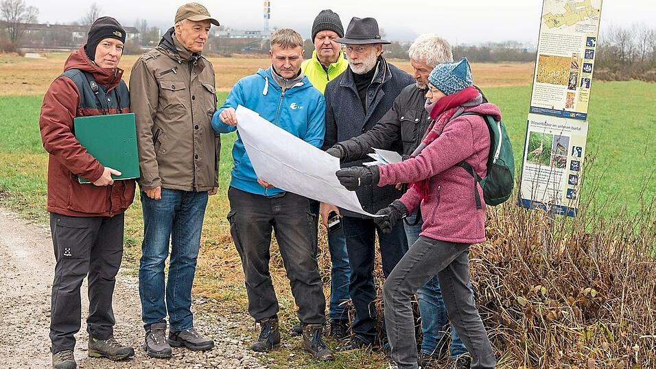 Besorgt blicken die Naturschützer von der geschützten Streuwiese auf die benachbarte Fläche, auf der ein Masthähnchenstall gebaut werden soll. Besorgt blicken die Naturschützer von der geschützten Streuwiese auf die benachbarte Fläche, auf der ein Masthähnchenstall gebaut werden soll.