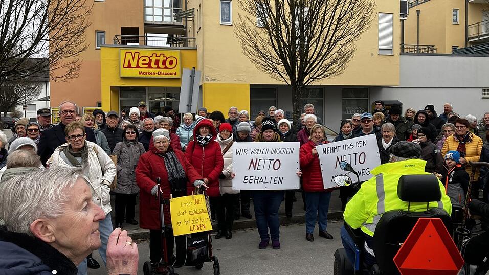 Seniorenbeiratsvorsitzende Irene Ilgmeier (vorne links) weiß ebenso wie die rund 150 Demonstranten, dass die Schließung der Filiale an der Eichendorffstraße zum Monatsende nicht verhindert werden kann. „Aber wir können unseren Unmut und Protest äußern.“ Seniorenbeiratsvorsitzende Irene Ilgmeier (vorne links) weiß ebenso wie die rund 150 Demonstranten, dass die Schließung der Filiale an der Eichendorffstraße zum Monatsende nicht verhindert werden kann. „Aber wir können unseren Unmut und Protest äußern.“