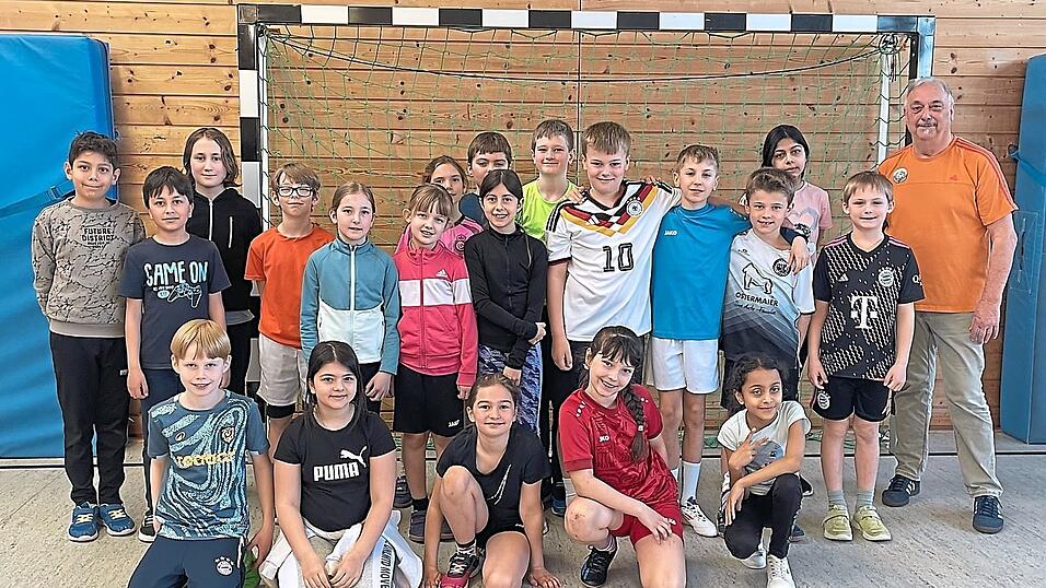 Die Klasse 4a mit Kursleiter Peter Zehetmaier.