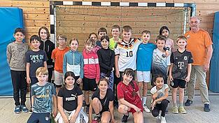 Die Klasse 4a mit Kursleiter Peter Zehetmaier.