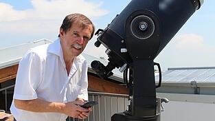 Eugen Fornoff f&uuml;hrte nach dem Ruhestand des ehemaligen Schulleiters und Hobby-Astronomen Siegfried Pyka den Astronomiekurs am Landauer Gymnasium weiter - und zeigte sich vor seinem eigenen Ruhestand f&uuml;r die Sternwarte auf dem Schuldach verantwortlich.