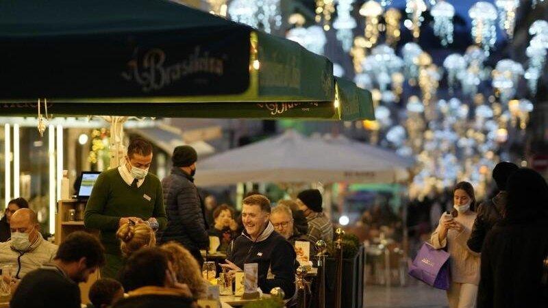 Auch im Winter kann man in Lissabon draußen sitzen.