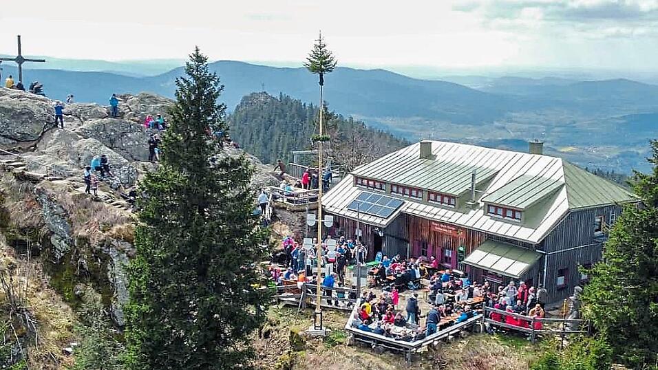 Seit Sonntag steht ein Maibaum am Großen Osser. Seit Sonntag steht ein Maibaum am Großen Osser.