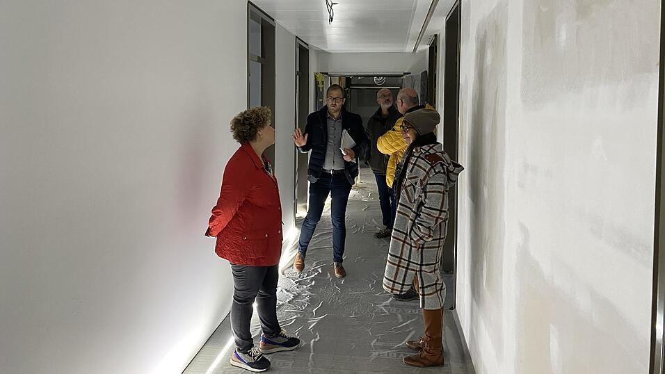 Christoph Serwuschok, Leiter des Kreishochbauamtes, f&uuml;hrt die Kreisr&auml;te durch den Trakt des Landratsamtes. Die Sanierung ist fast abgeschlossen.