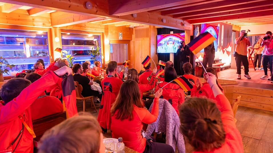 F&auml;hnchen schwenken w&auml;hrend der Er&ouml;ffnung: Das deutsche Alpin-Team.