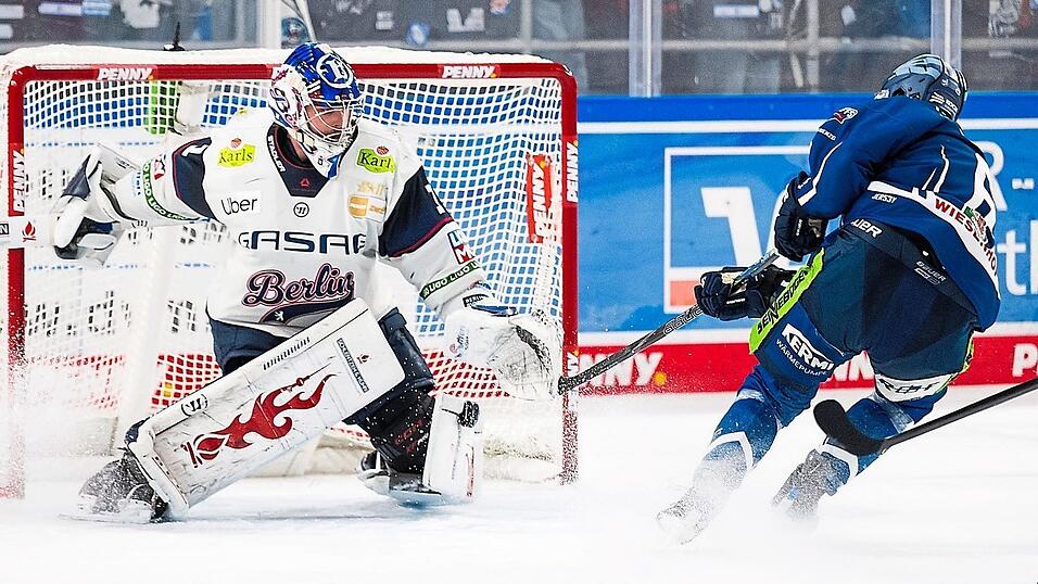 Auch in dieser Szene aus dem Heimspiel gegen Berlin vom Sonntag (Endstand 2:4) scheitert Straubings Verteidiger Alex Green in aussichtsreicher Position an Eisb&auml;ren-Goalie Jonas Stettmer.